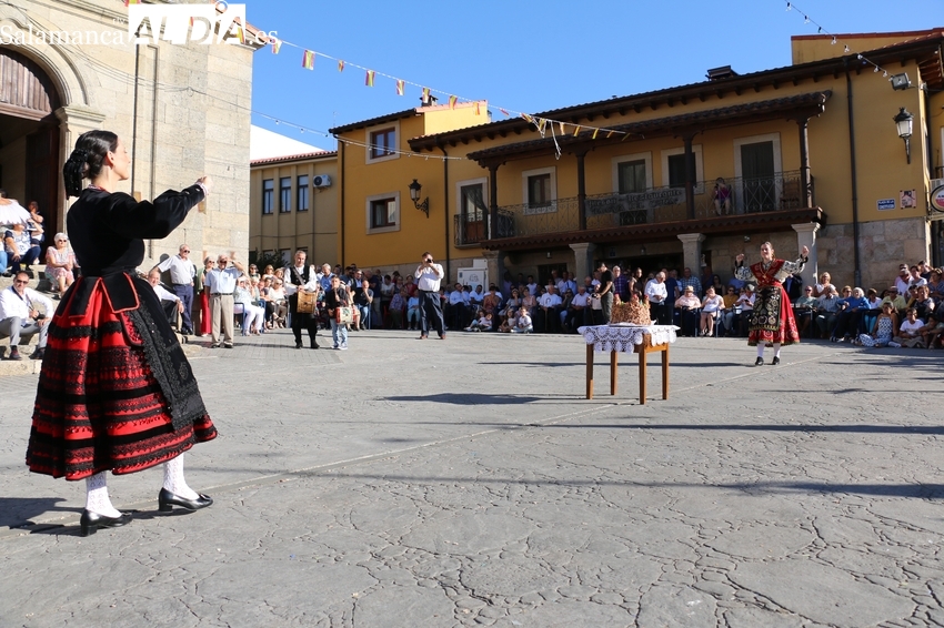 Mieza vive con entusiasmo y tradición la ofrenda de roscas de las Madrinas a la Virgen del Árbol