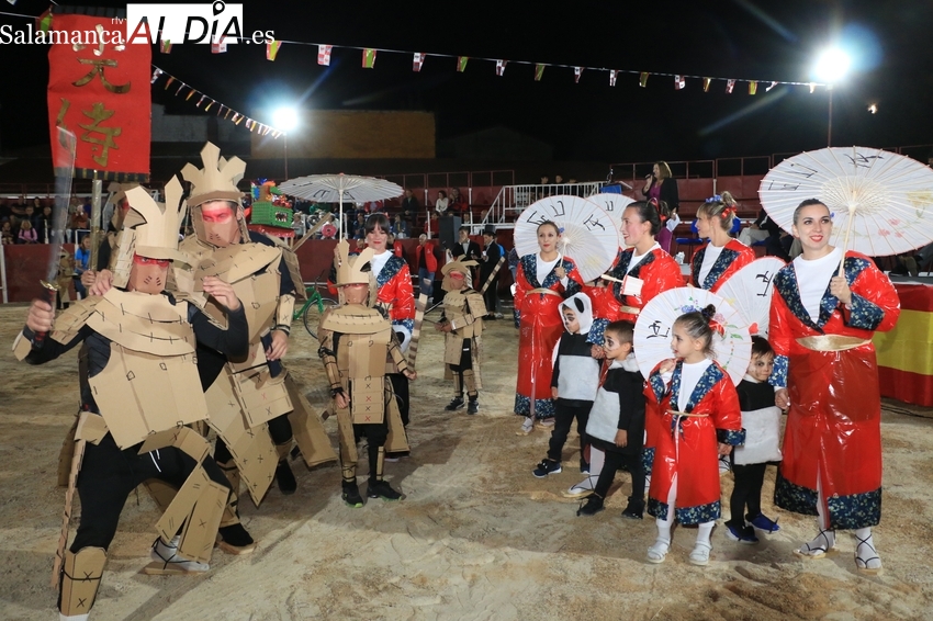Divertido desfile de peñas y carrozas en Barruecopardo para comenzar las fiestas