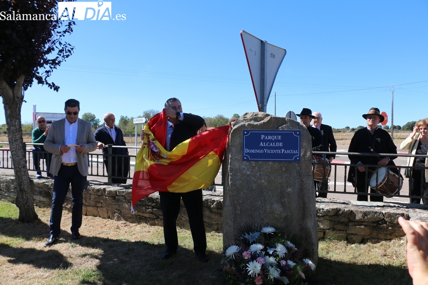 Almendra ‘bautiza’ al parque de la carretera con el nombre de Domingo Vicente Pascual