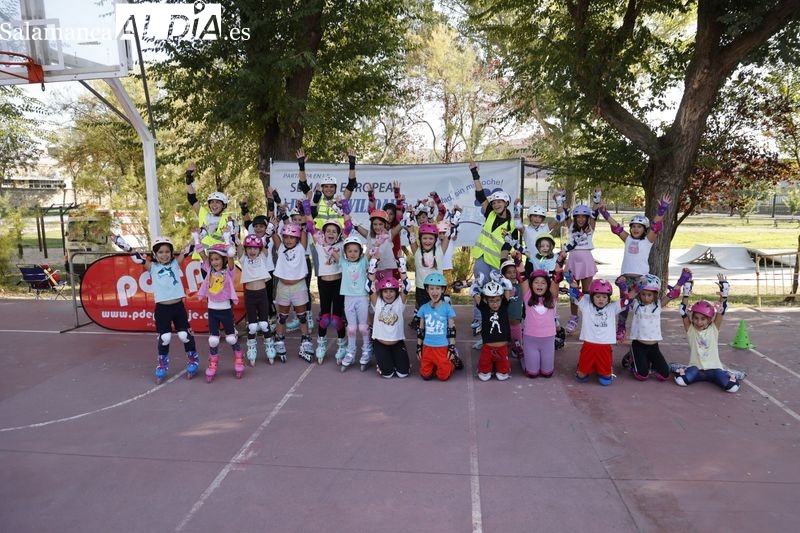 Los más pequeños disfrutan moviéndose en patines en el parque de los Jesuitas