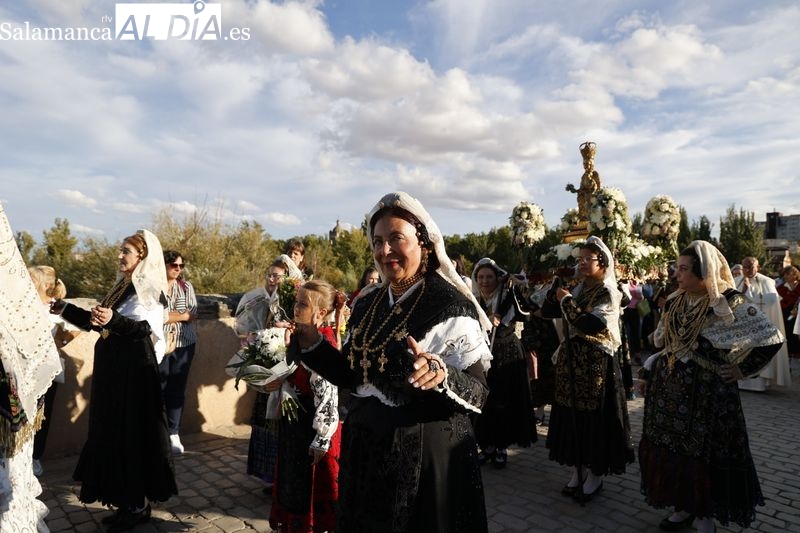Vistoso y animado desfile en Salamanca para homenajear a la Virgen de la Vega 