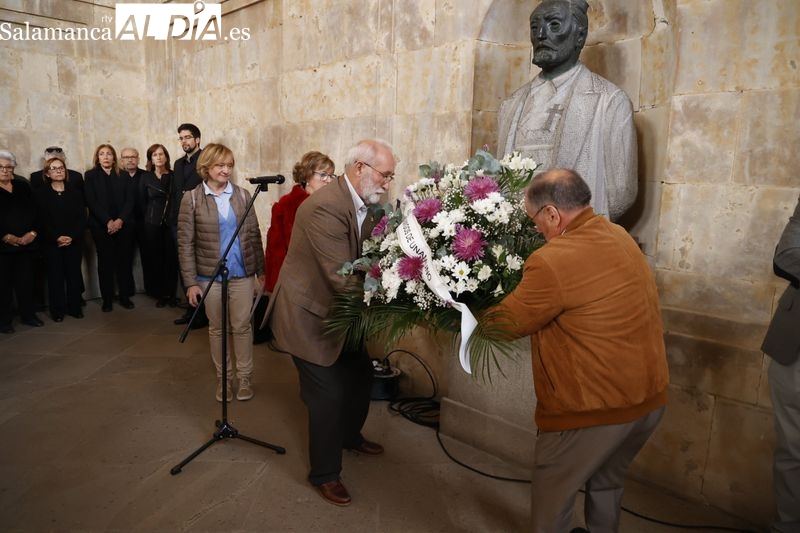 Sentido homenaje a Unamuno con ofrenda floral en la Facultad de Filología