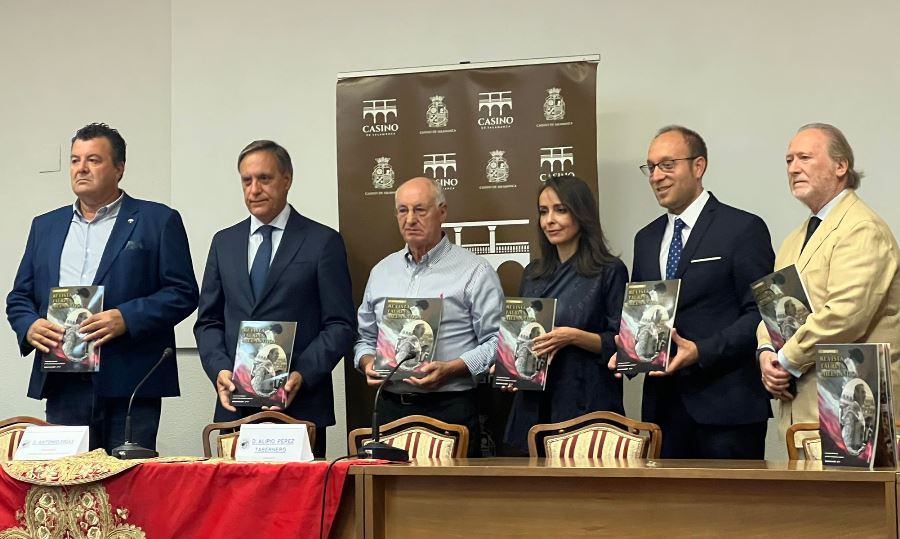 Marcos Iglesias y Paco Cañamero asisten a la presentación del nuevo número de ‘Helmántica’