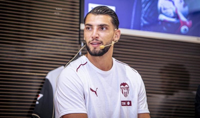 El Valencia abre un expediente a Rafa Mir por su comportamiento durante su tiempo de descanso