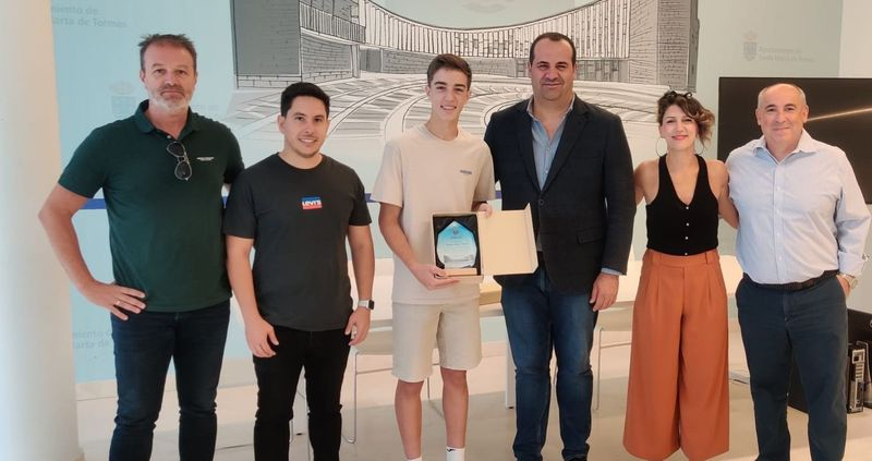 Reconocimiento en Santa Marta al joven jugador de pádel Samuel Rivas