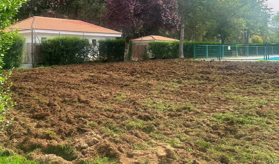 Navasfrías decide renovar el césped del complejo de sus piscinas