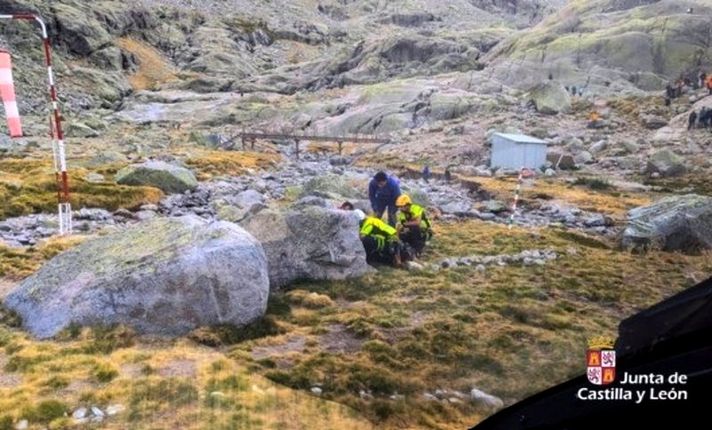 Rescatado en helicóptero un montañero de 57 años en la Laguna Grande de Gredos