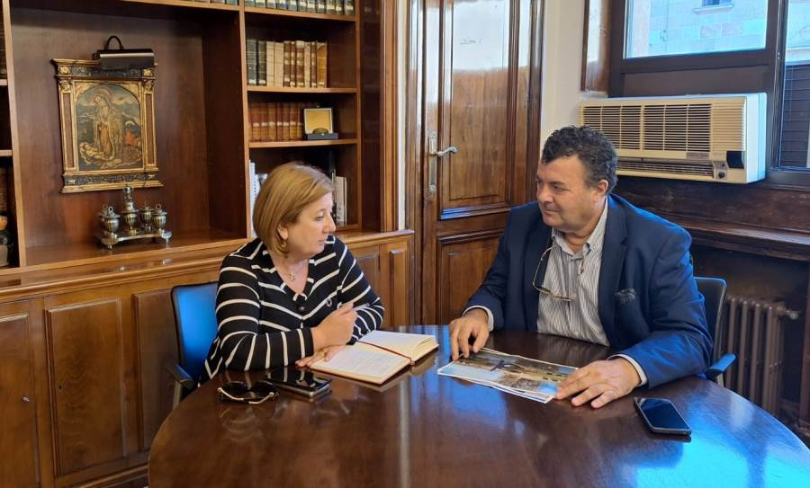 La subdelegada del Gobierno mantiene una reunión con el alcalde de La Fuente de San Esteban