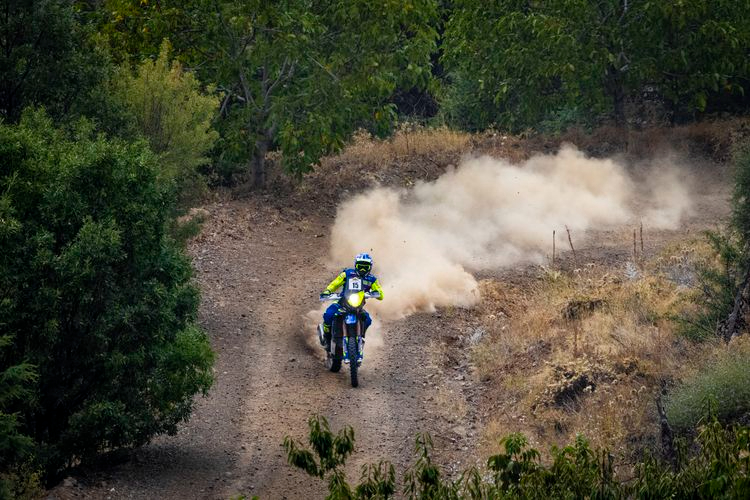 Santolino pierde un minuto en un cruce con un tractor