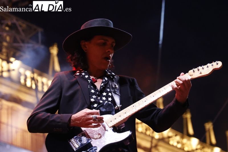 Sadia disfruta en la Plaza Mayor desplegando su propio rock