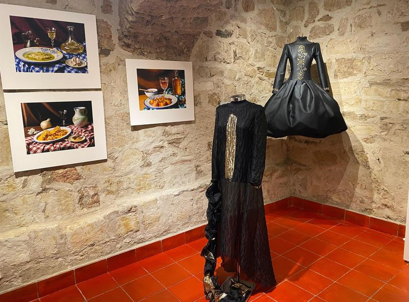 La original exposición que compagina creaciones inspiradas en libros publicados por la Diputación