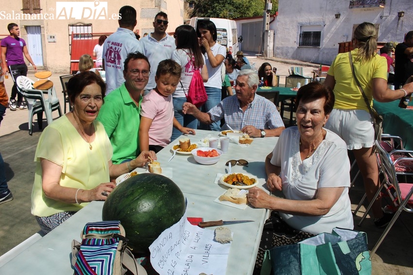 En Villares de Yeltes reponen fuerzas con una paella de 300 raciones