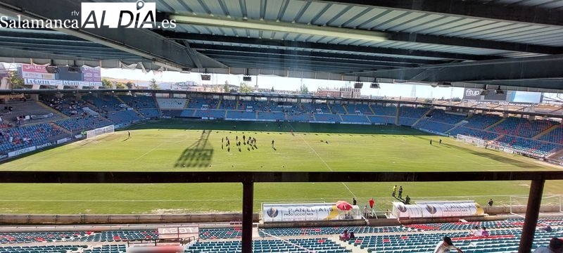 El Helmántico estrena su nuevo césped con el reencuentro de la afición del Salamanca UDS y el equipo tras el ascenso
