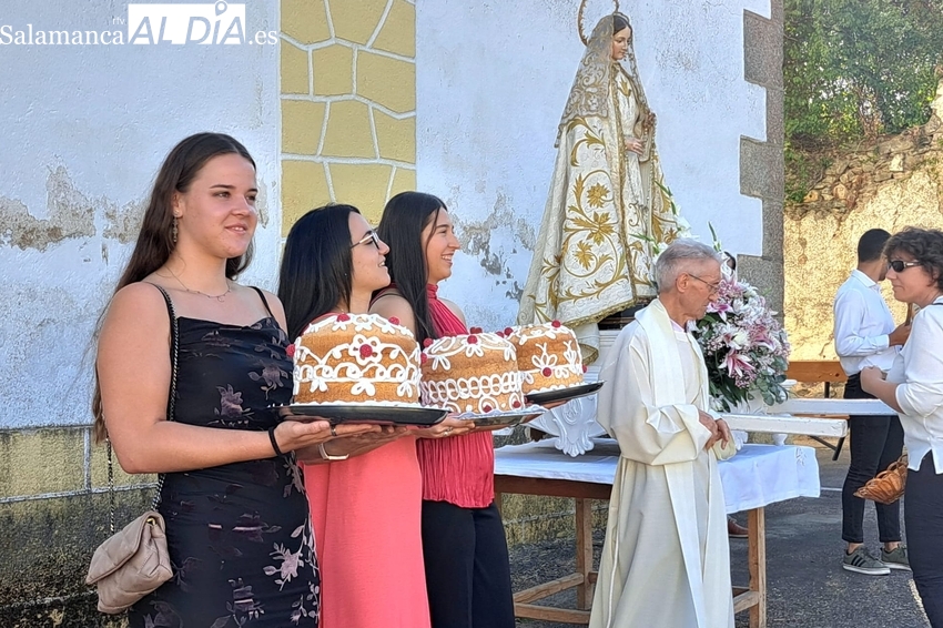 Fuenteliante celebra la tradicional ofrenda de roscas a la Virgen del Rosario