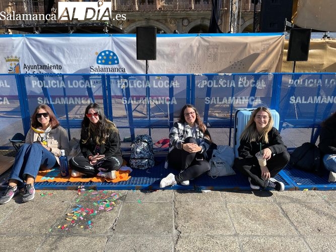 Maletas, mochilas y muchas ganas: las primeras fans de Abraham Mateo ya le esperan en la Plaza Mayor 
