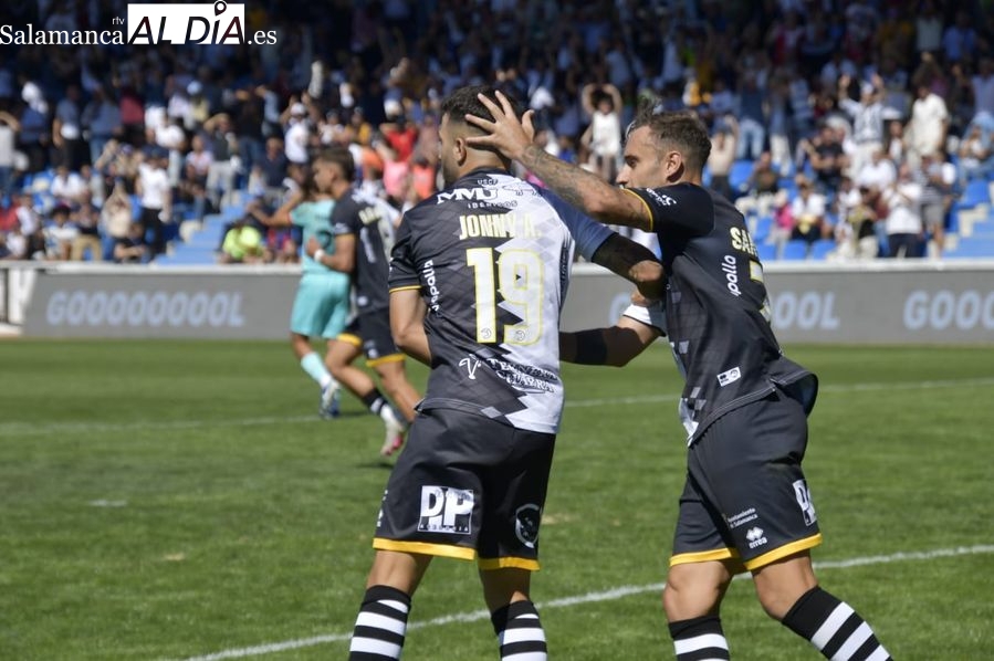 Jonny Arriba manda en Unionistas y revienta al filial del Barça en el 90 con uno menos (2-1)