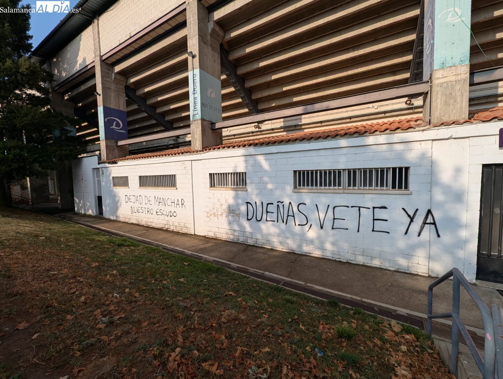 Pintadas en el Helmántico antes de Las Pistas: Dueñas, vete ya y dejad de manchar nuestro escudo