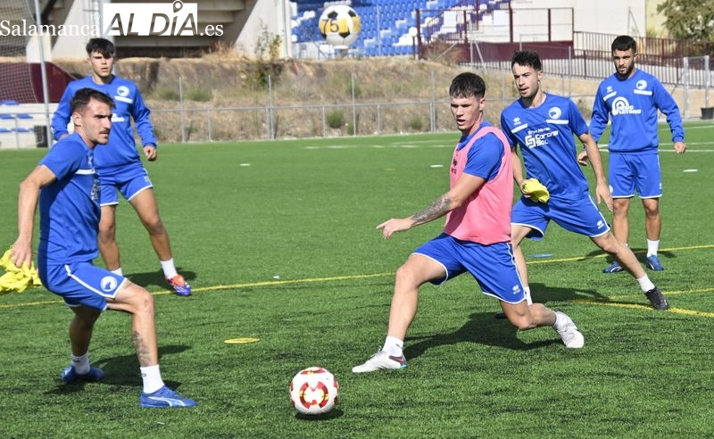 Dani García va entrando al grupo en Unionistas... pero Mikel Serrano trabaja solo un rato y Rastrojo sigue al margen