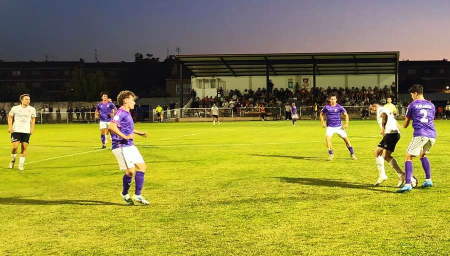Un golazo de falta de Álex Pérez da al Ciudad Rodrigo la victoria ante el Palencia