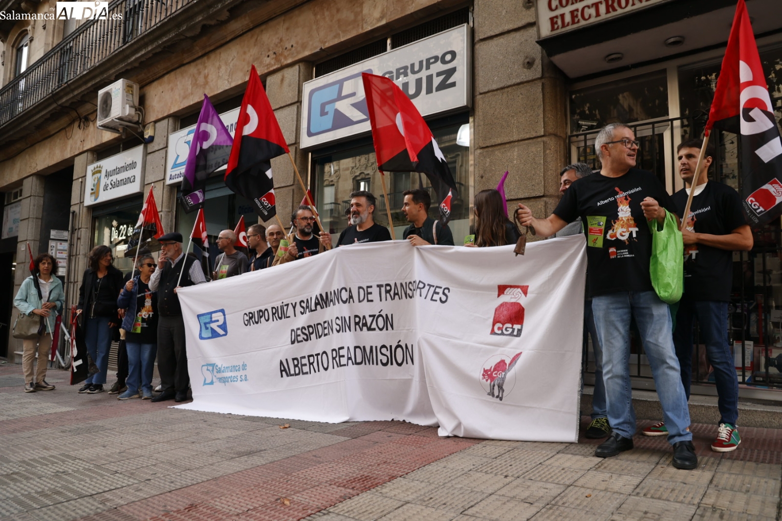 CGT se manifiesta para exigir la readmisión de Alberto,  conductor del bus urbano