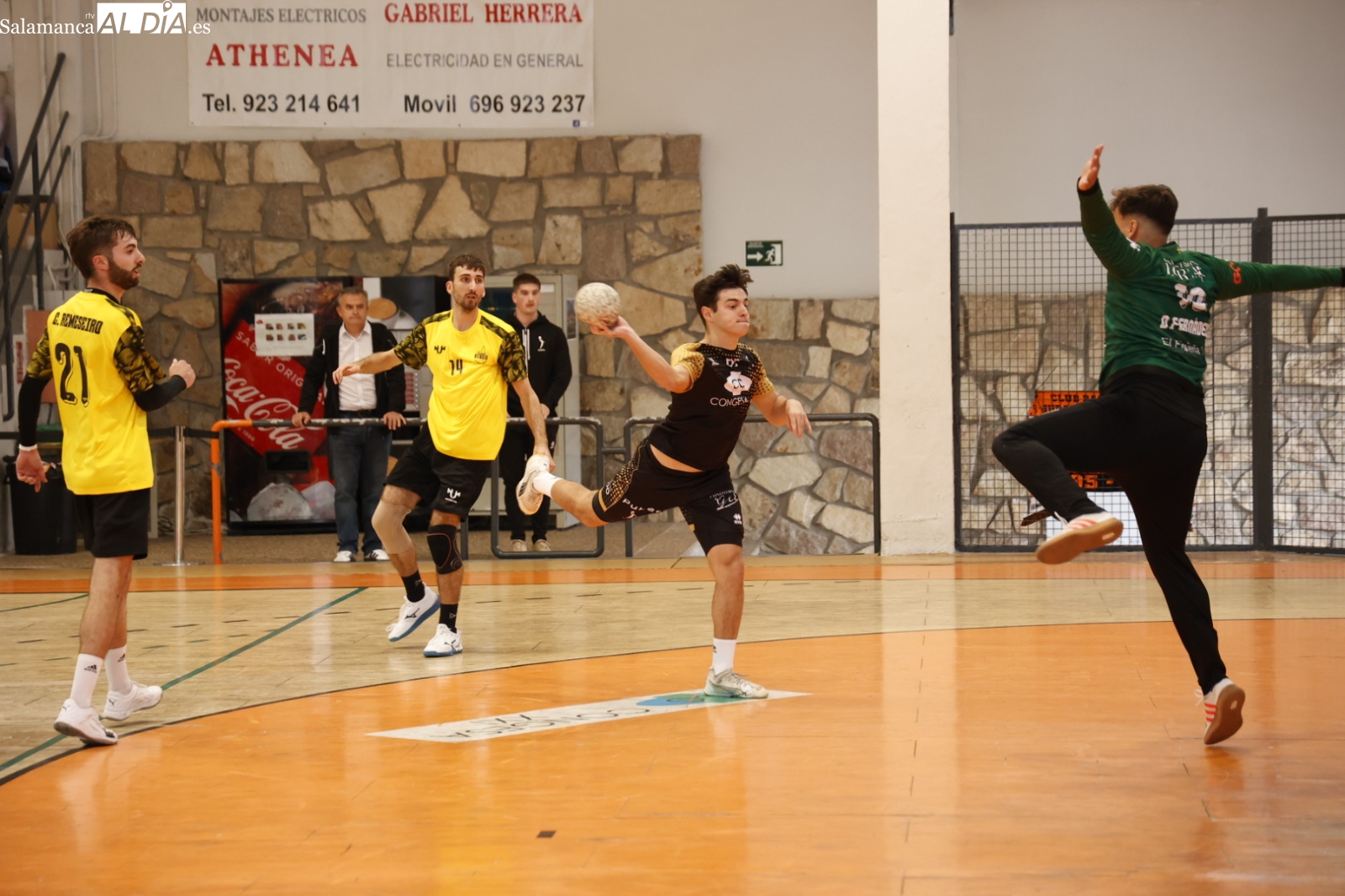 El BM Salamanca abre el curso con victoria en el Río Tormes ante el Autocenter Principado (31-28)