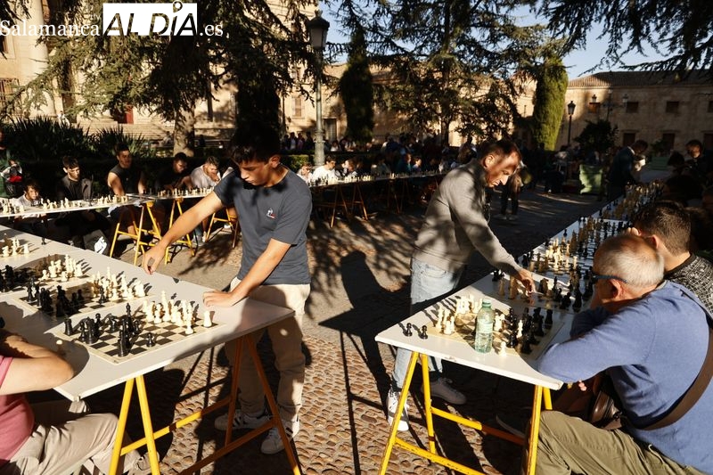 Interés por la Feria del Ajedrez en la Plaza de Anaya