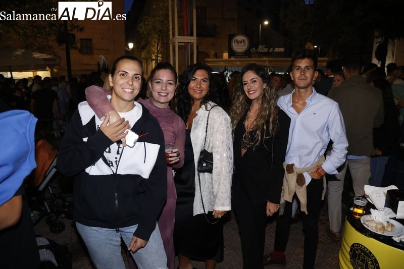 Ambientazo en las casetas en un viernes de arte y frío en Rector Lucena y Los Bandos