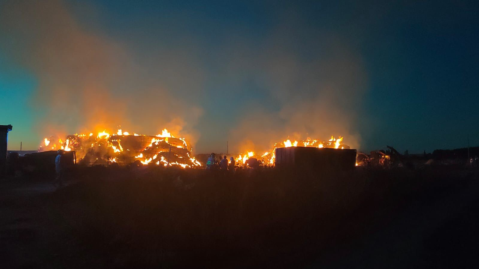 Un espectacular incendio calcina un gran número de pacas en Bóveda del Río Almar
