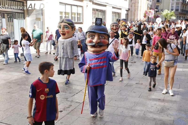 Los Cabezudos, fieles a su cita con las Fiestas para alegrar las calles de Salamanca