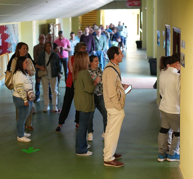 Colas para la renovación de los abonos del CB Perfumerías Avenida