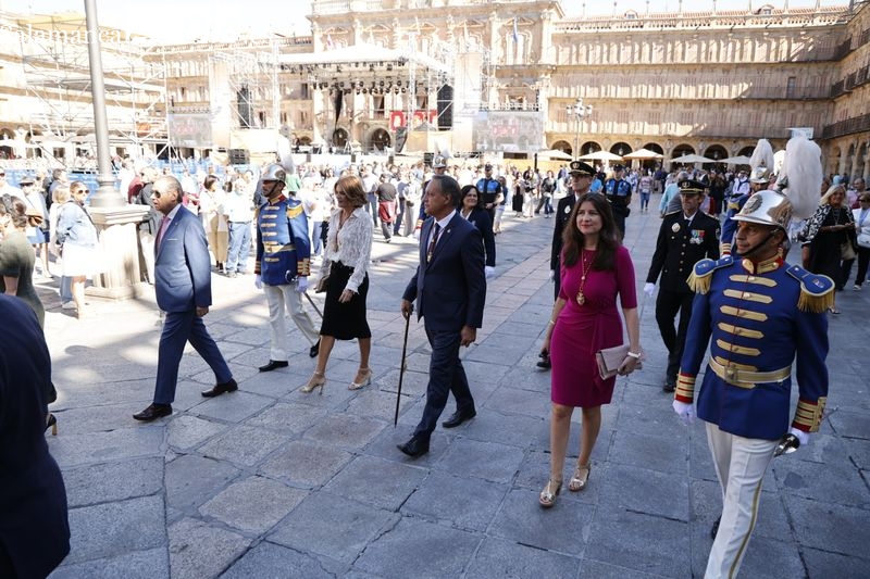 Solemne desfile de la Corporación Municipal desde el Ayuntamiento a la Catedral