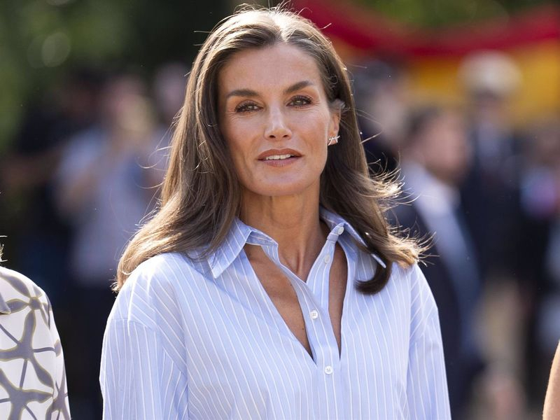 La atrevida camisa con la que la Reina Letizia ha arrasado