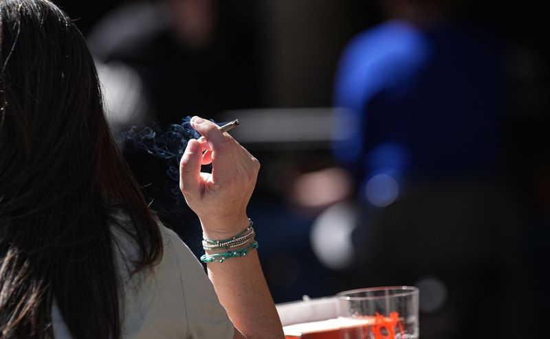 ¿Se prohibirá fumar y vapear en terrazas, parques y paradas de autobús?