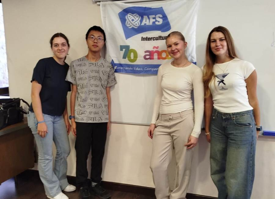 Los jóvenes extranjeros llegados a través de AFS Intercultura toman parte en un encuentro