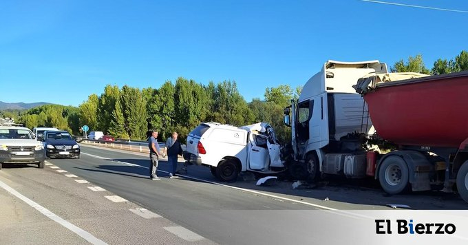 Tres fallecidos y dos heridos en León tras un choque frontal entre un camión y una pick up