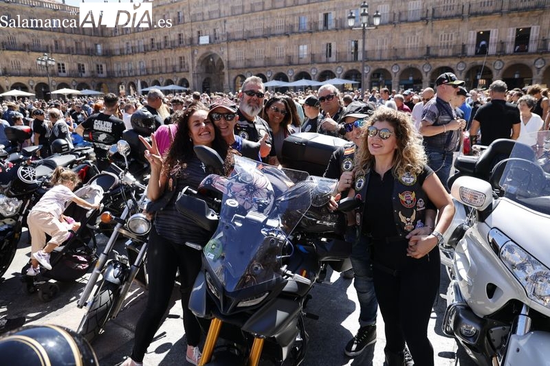 Los moteros conquistan la Plaza Mayor con sus joyas rodantes