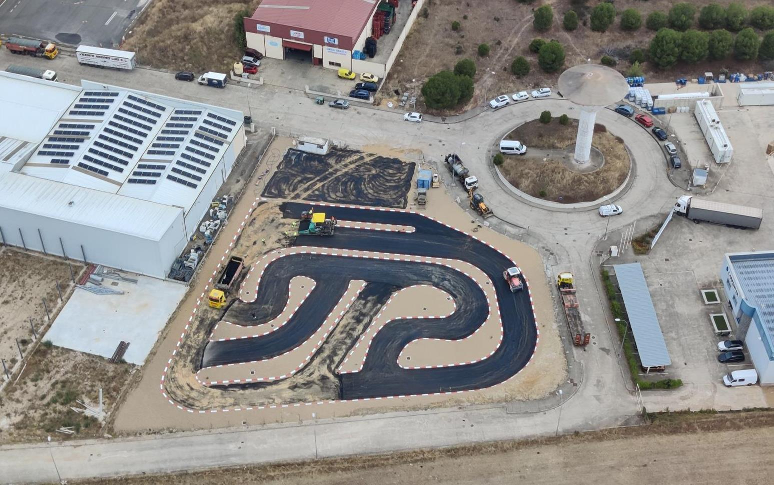 En marcha el asfaltado que culminará la pista con la que llevan años soñando los moteros