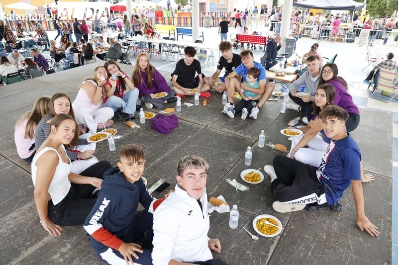 Gran ambiente en la paella popular de las fiestas de Huerta Otea
