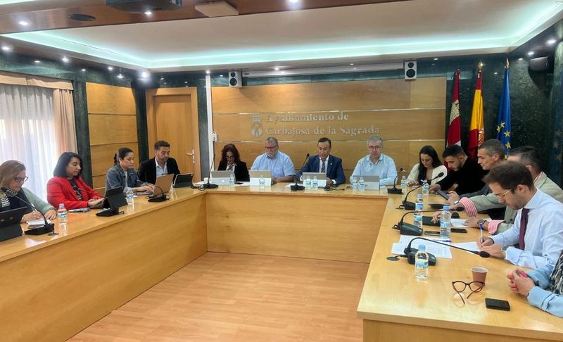 Carbajosa de la Sagrada, el primer municipio de Salamanca que obliga a limpiar los orines de perros en la vía pública