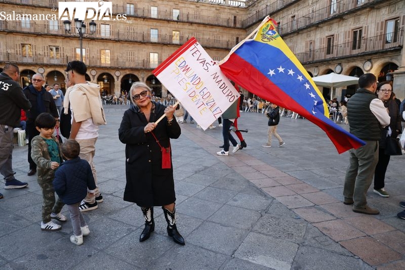 Los venezolanos residentes en Salamanca se concentran por la libertad en la Plaza Mayor