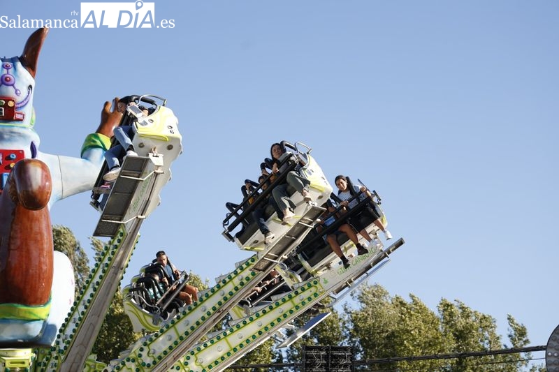 Las familias disfrutan del último día de atracciones