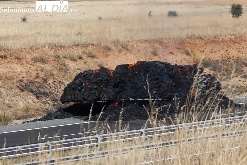 Calcinado un camión de paja tras incendiarse en la A-50  