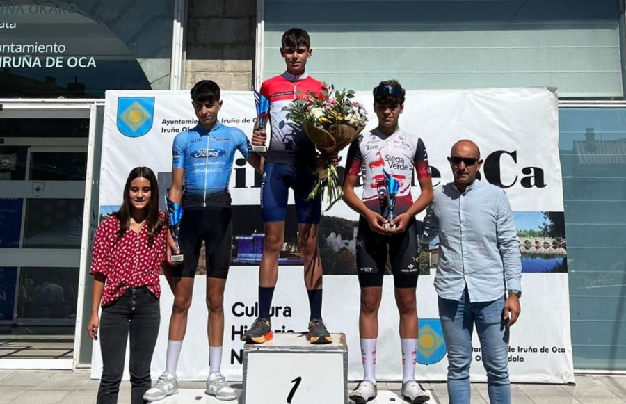 Sergio Filipe Rodrigues, del Siega Verde, sube al podio final de la Vuelta a Álava Cadete
