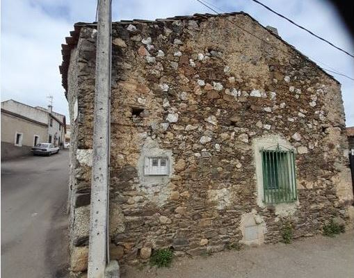 Hacienda subasta el 25% de una casa y una cuadra de Fuenteguinaldo