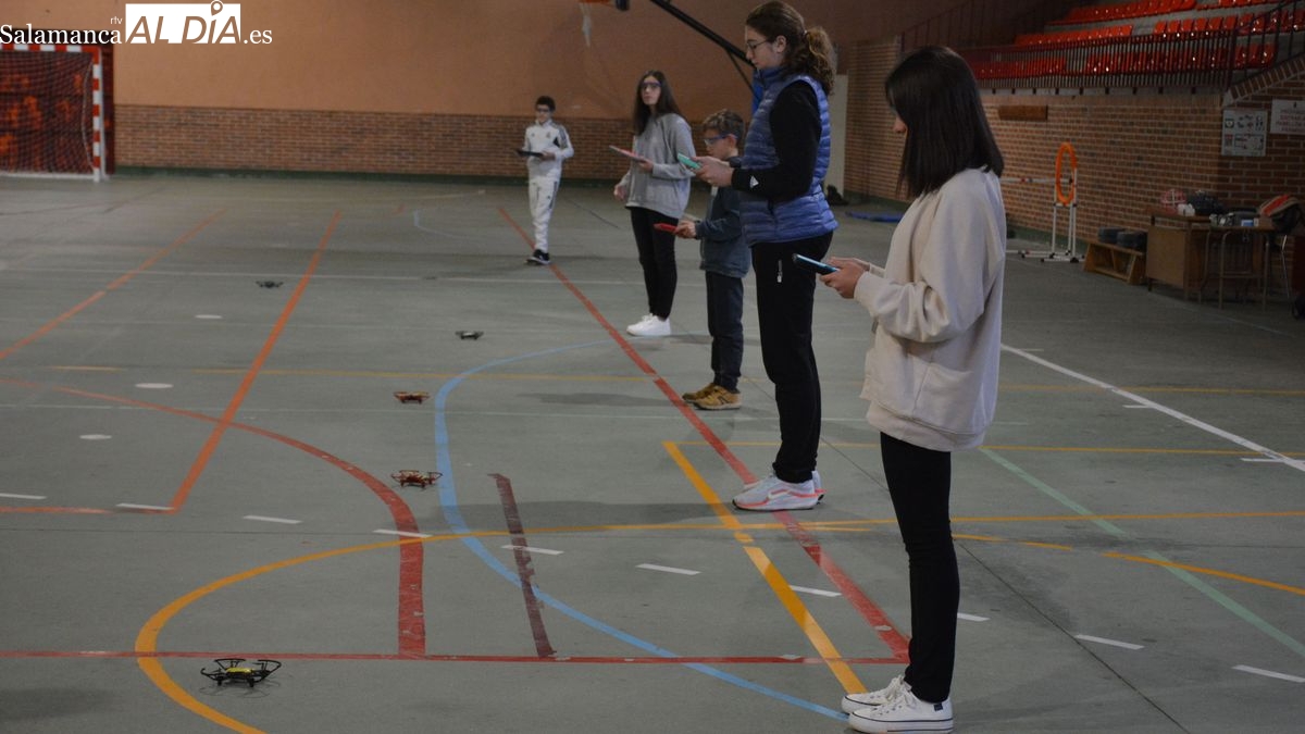 Un taller de dronótica enseña el manejo de drones a un grupo de jóvenes en Lumbrales