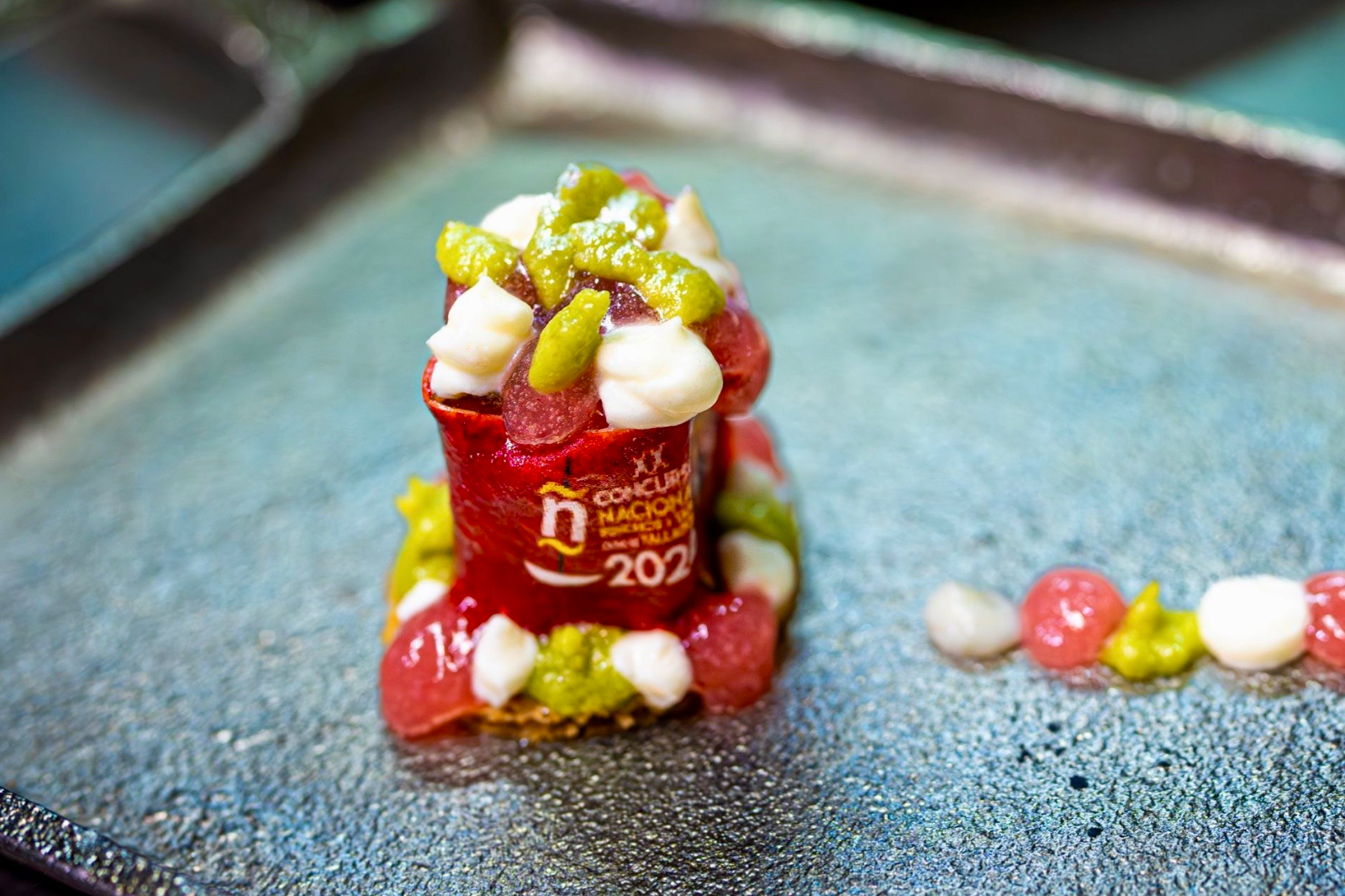 Helio Flores y su tapa El Cerdo que fue a Zorrilla por el Campogrande de las Delicias, en la final del XX Concurso Nacional de Pinchos y Tapas