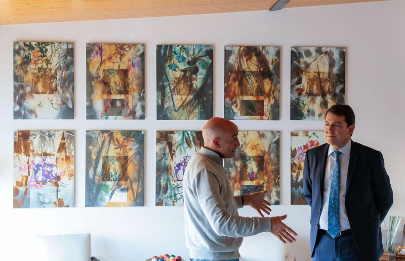 El presidente de la Junta visita el taller de  Florencio Maíllo en Encinas de Abajo