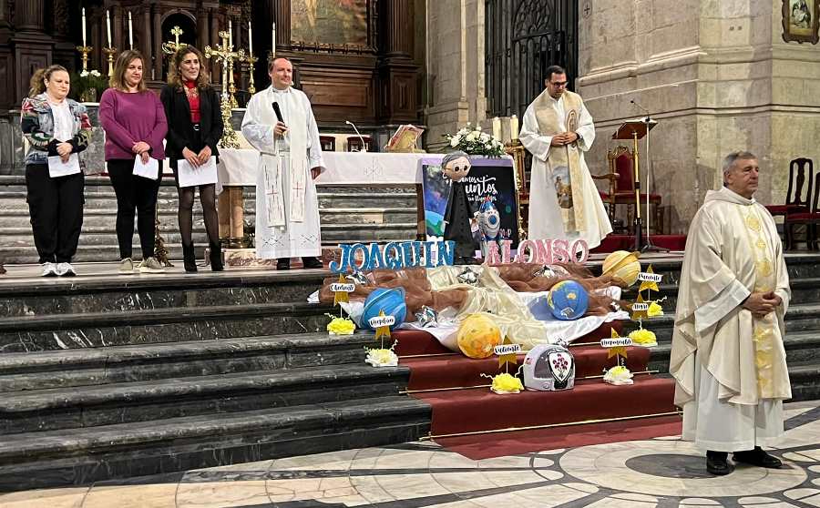 La comunidad educativa de Misioneras-Santa Teresa asiste a una misa en memoria de Joaquín Alonso