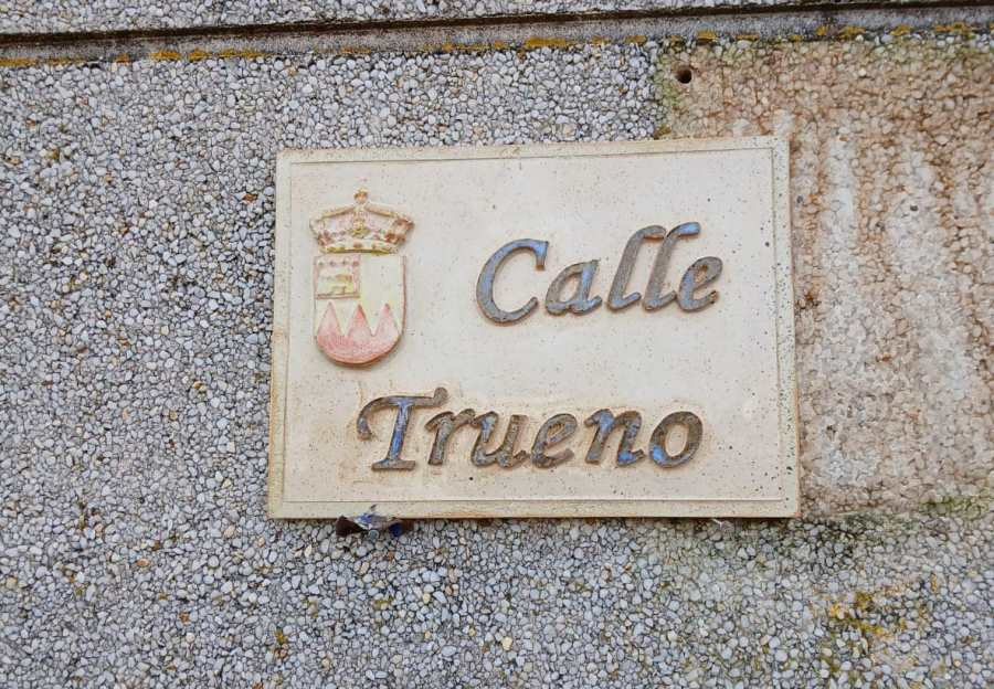 Colocadas 124 nuevas placas identificativas de las calles de Fuenteguinaldo