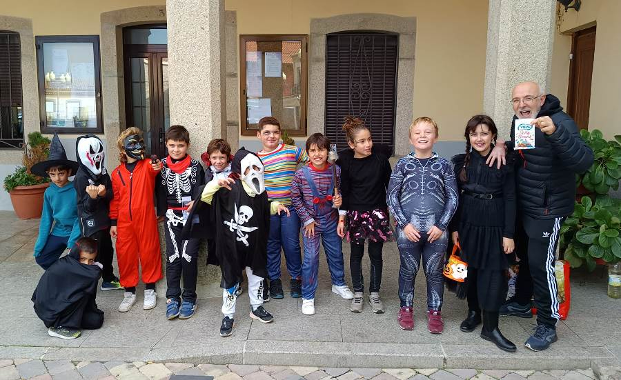 Niñ@s del Colegio de La Fuente visitan su Ayuntamiento por Halloween